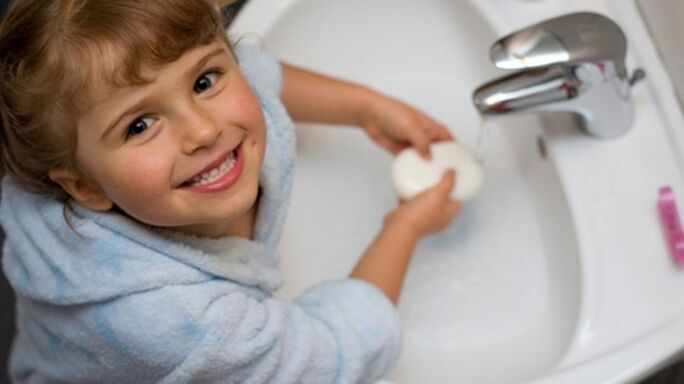 çocuk solucanları önlemek için ellerini sabunla yıkar