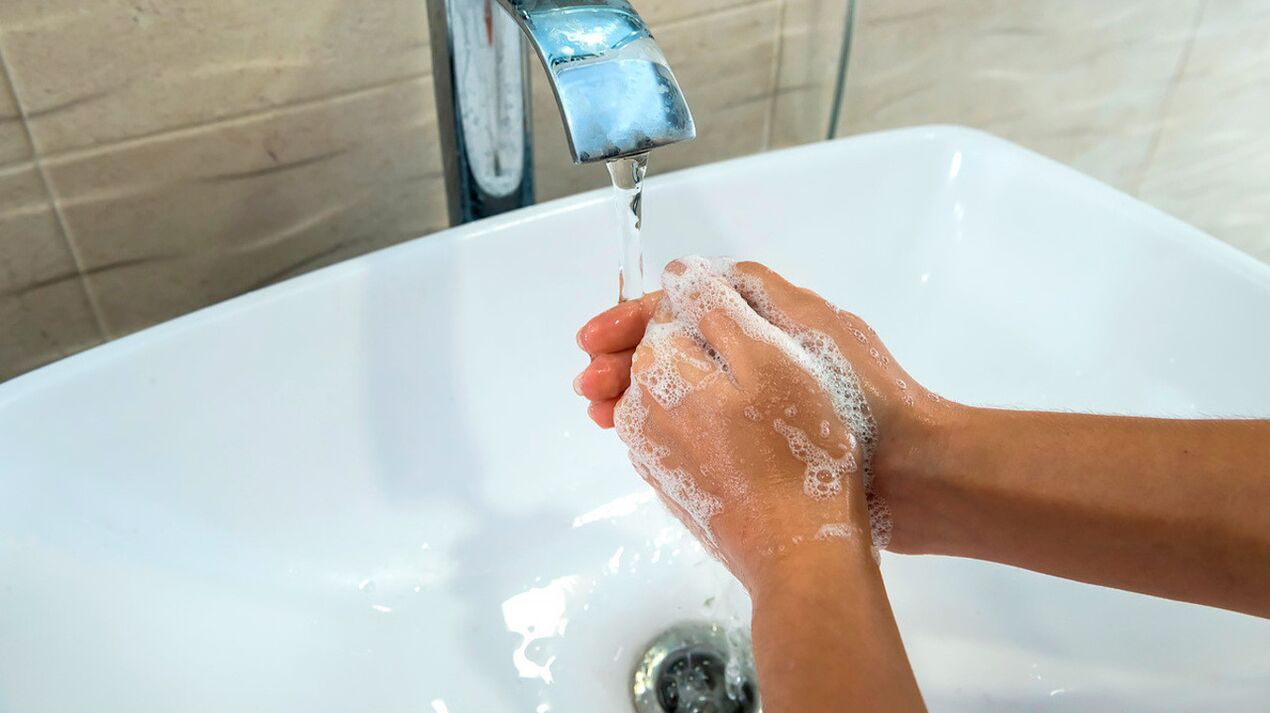 Helmintiyaziyi önlemenin en basit kuralı, ellerinizi her zaman sabun ve suyla yıkamaktır. 