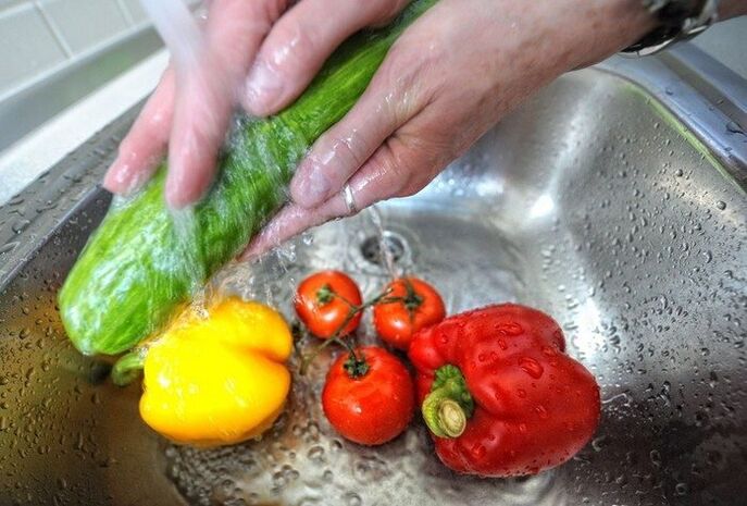 Parazit enfeksiyonunu önlemek için sebzeleri yemeden önce yıkamak gerekir. 